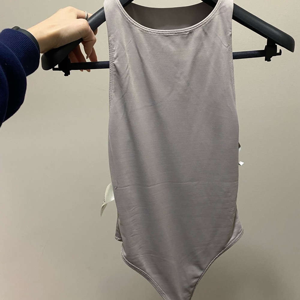Aritzia Babaton Contour 90s bodysuit NWT in Opal Grey - Picture 5 of 9
